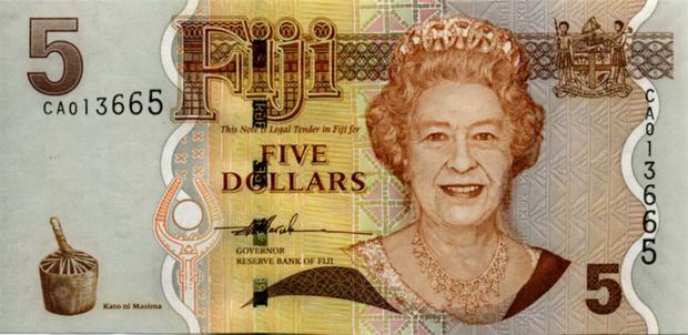 5 долларов Фиджи, Королеве 73 года